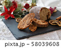 クリスマスのカンパーニュとラスク 58039608