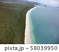 白い砂浜と青い海で作られたどこまでも続く海岸線 58039950