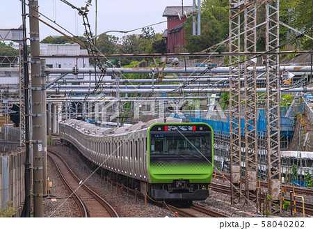 日本の東京都市景観 西日暮里を通過する電車など 58040202