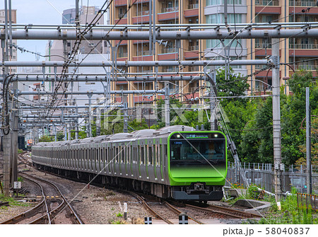 日本の東京都市景観　大崎駅にさしかかる電車 58040837