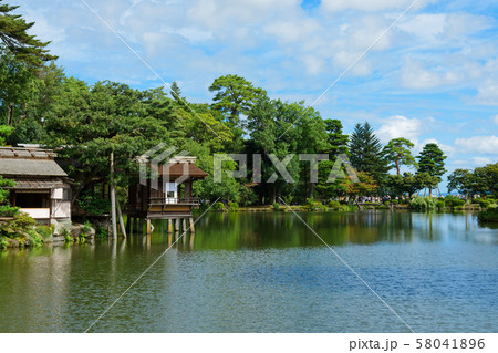 兼六園　内橋亭と霞ケ池に映える景観 58041896