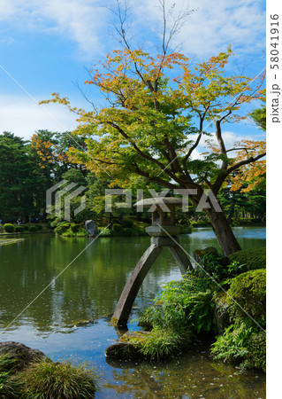 兼六園　徽軫灯籠と霞ケ池に映える景観 58041916