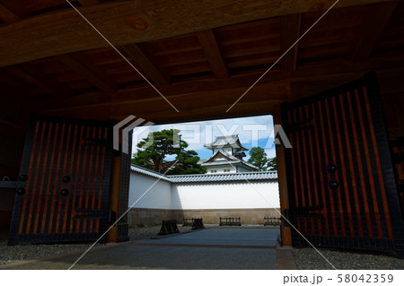 金沢城　河北門より菱櫓を望む 58042359