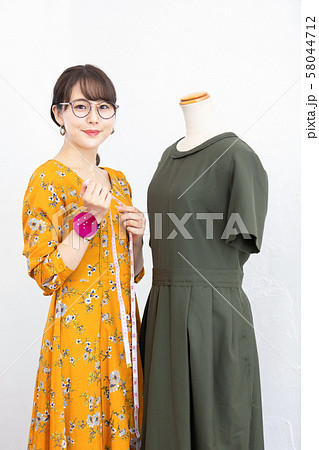 ファッションデザイナー　女性　 58044712