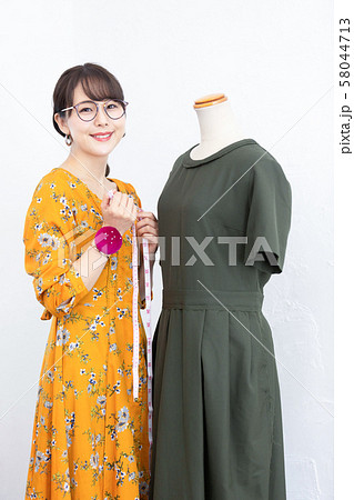 ファッションデザイナー 女性 ファッションデザイナー 女性 58044713