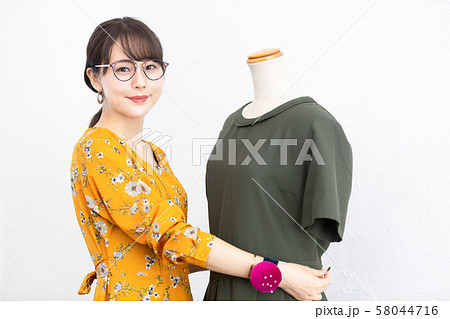 ファッションデザイナー　女性　 58044716