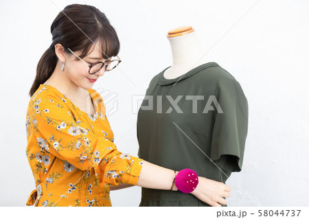 ファッションデザイナー 女性 ファッションデザイナー 女性 58044737