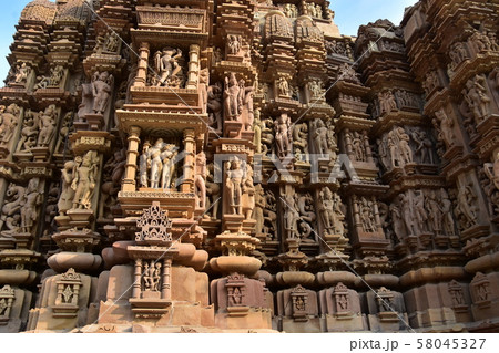 インドのカジュラーホー　世界遺産のカジュラーホー寺院　美しい彫刻の建築物 58045327