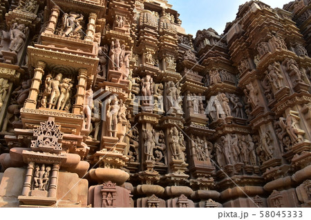 インドのカジュラーホー　世界遺産のカジュラーホー寺院　美しい彫刻の建築物 58045333