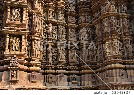インドのカジュラーホー 世界遺産のカジュラーホー寺院 美しい彫刻の建築物 インドのカジュラーホー 世界遺産のカジュラーホー寺院 美しい彫刻の建築物 58045337
