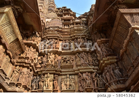インドのカジュラーホー 世界遺産のカジュラーホー寺院 美しい彫刻の建築物 インドのカジュラーホー 世界遺産のカジュラーホー寺院 美しい彫刻の建築物 58045362