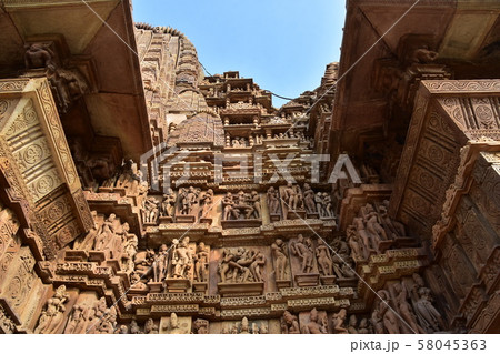 インドのカジュラーホー　世界遺産のカジュラーホー寺院　美しい彫刻の建築物 58045363