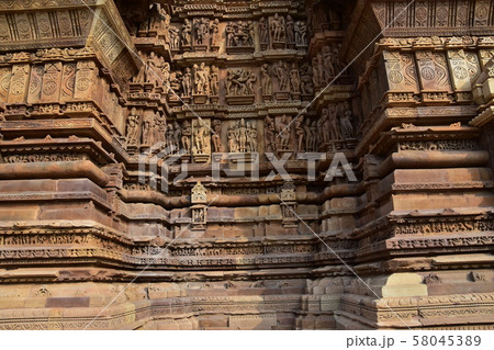 インドのカジュラーホー 世界遺産のカジュラーホー寺院 美しい彫刻の建築物 インドのカジュラーホー 世界遺産のカジュラーホー寺院 美しい彫刻の建築物 58045389