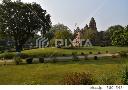インドのカジュラーホー 世界遺産のカジュラーホー寺院 美しい彫刻の建築物と庭園 インドのカジュラーホー 世界遺産のカジュラーホー寺院 美しい彫刻の建築物と庭園 58045424