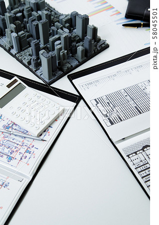 不動産　建築　ビジネス　建設　オフィス　会議　設計 58045501