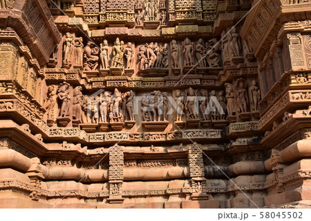 インドのカジュラーホー　世界遺産のカジュラーホー寺院　美しい彫刻の建築物 58045502