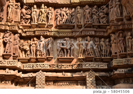 インドのカジュラーホー　世界遺産のカジュラーホー寺院　美しい彫刻の建築物 58045506