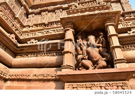 インドのカジュラーホー　世界遺産のカジュラーホー寺院　美しい彫刻の建築物 58045524