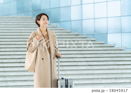 ミドル女性 空港 ビジネスウーマン 旅行 観光イメージ 58045917
