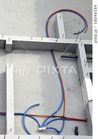 配管工事 木造住宅 戸建て ヘッダ工法 給水工事 水道工事 給湯工事 省力化の写真素材