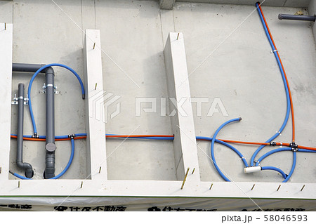 配管工事 木造住宅 戸建て ヘッダ工法 給水工事 水道工事 給湯工事 省力化の写真素材