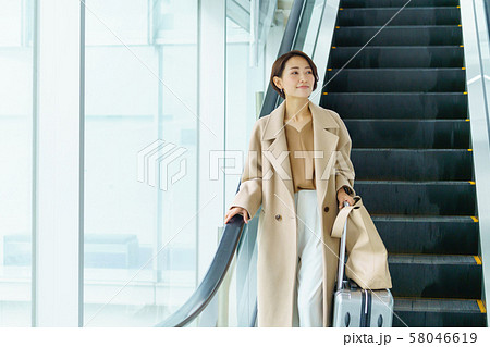 ミドル女性 空港 ビジネスウーマン 旅行 観光イメージ ミドル女性 空港 ビジネスウーマン 旅行 観光イメージ 58046619