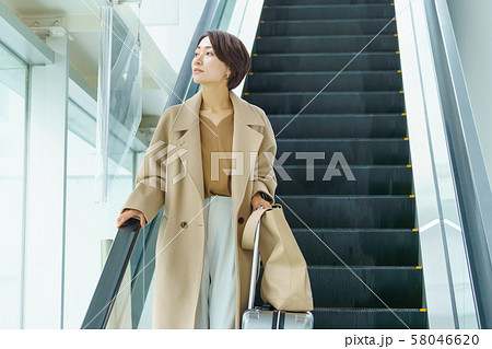 ミドル女性 空港 ビジネスウーマン 旅行 観光イメージ ミドル女性 空港 ビジネスウーマン 旅行 観光イメージ 58046620