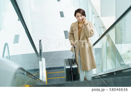 ミドル女性 空港 ビジネスウーマン 旅行 観光イメージ 58046636