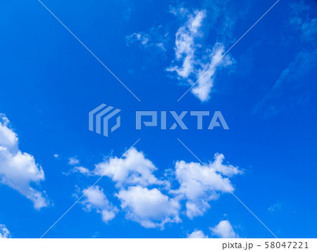 青空と雲のシンプルな背景素材 青色の背景素材の写真素材