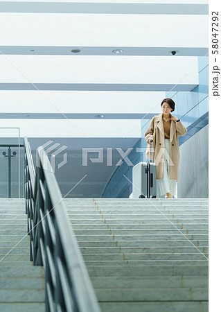 ミドル女性 空港 ビジネスウーマン 旅行 観光イメージ 58047292