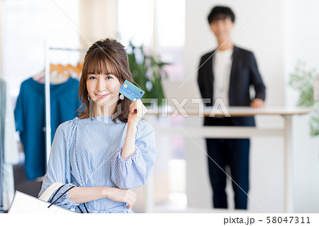 若い女性、ショッピング、クレジットカード 若い女性、ショッピング、クレジットカード 58047311