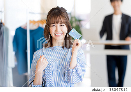 若い女性、ショッピング、クレジットカード 若い女性、ショッピング、クレジットカード 58047312