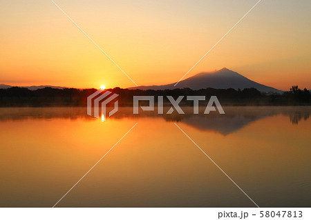 朝日に輝く筑波山 母子島遊水池より 朝日に輝く筑波山 母子島遊水池より 58047813