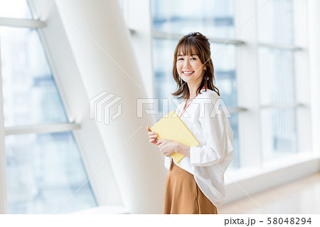 ビジネスウーマン、オフィス 58048294