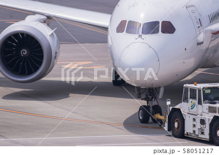 飛行機と航空機牽引車の写真素材
