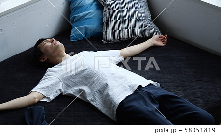 男性 ベッド 仰向けの写真素材