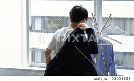 男性　着替える　出かける　支度　準備 58051883