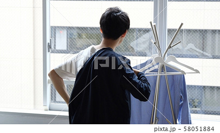 男性　着替える　出かける　支度　準備 58051884