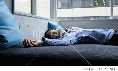 男性 ベッド 仰向けの写真素材