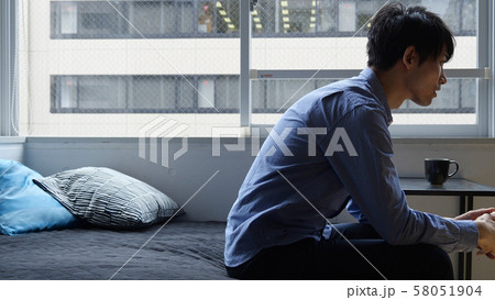 男性 部屋 座る 男性 部屋 座る 58051904