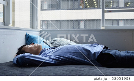 男性　ベッド　仰向け 58051933