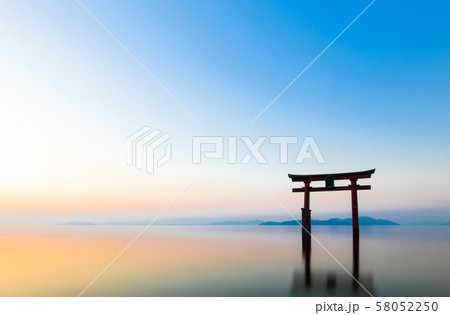 琵琶湖 白髭神社 夜明け 琵琶湖 白髭神社 夜明け 58052250
