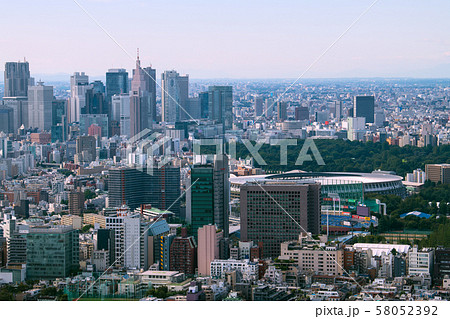 日本の東京都市景観 台風一過（台風15号）で、晴れ間が広がり始めた新国立競技や新宿＝9月9日撮影 58052392