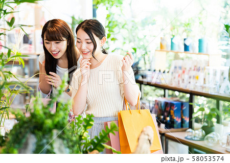 女性 ショッピング 買い物 かわいい ライフスタイル カジュアル 女性 ショッピング 買い物 かわいい ライフスタイル カジュアル 58053574