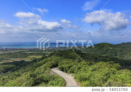 石垣島バンナ公園展望台から竹富島を望む 石垣島バンナ公園展望台から竹富島を望む 58053700
