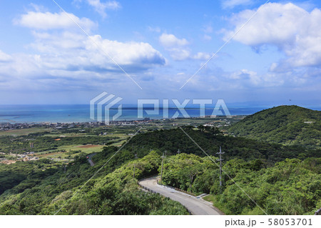 石垣島バンナ公園展望台から竹富島を望む 石垣島バンナ公園展望台から竹富島を望む 58053701