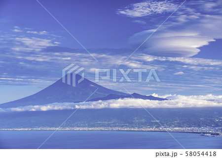 （静岡県）達磨山高原から望む、爽やかな富士山、つるし雲 58054418