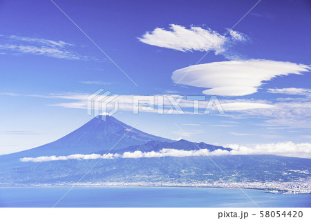 (静岡県)達磨山高原から望む、爽やかな富士山、つるし雲 (静岡県)達磨山高原から望む、爽やかな富士山、つるし雲 58054420