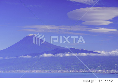（静岡県）達磨山高原から望む、爽やかな富士山、つるし雲 58054421