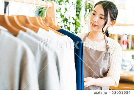 女性 店員 かわいい カジュアルの写真素材